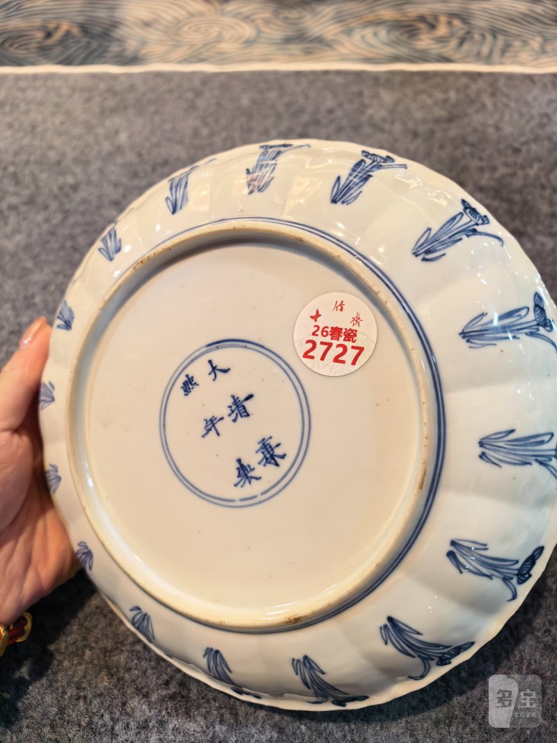 清康熙 青花人物瓜棱型盘一对 - 图15